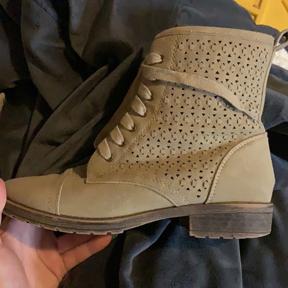 boots size 7 in woman’s - Picture 2 of 4